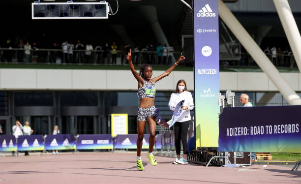 Agnes Jebet Tirop (Kenya) đã phá kỷ lục thế giới cũ 30:29 do Asmae Leghzaoui (Morocco) lập 19 năm trước