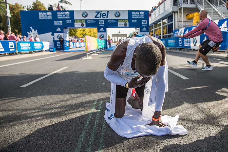 Kipchoge phá kỷ lục cũ 2:02:57 do đồng hương Dennis Kimetto xác lập tại chính Berlin Marathon 28/9/2014