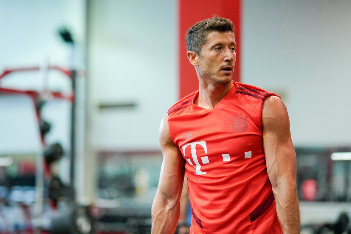 Robert Lewandowski gặp vấn đề liên quan đến cơ bắp trước trận đấu gặp Barca