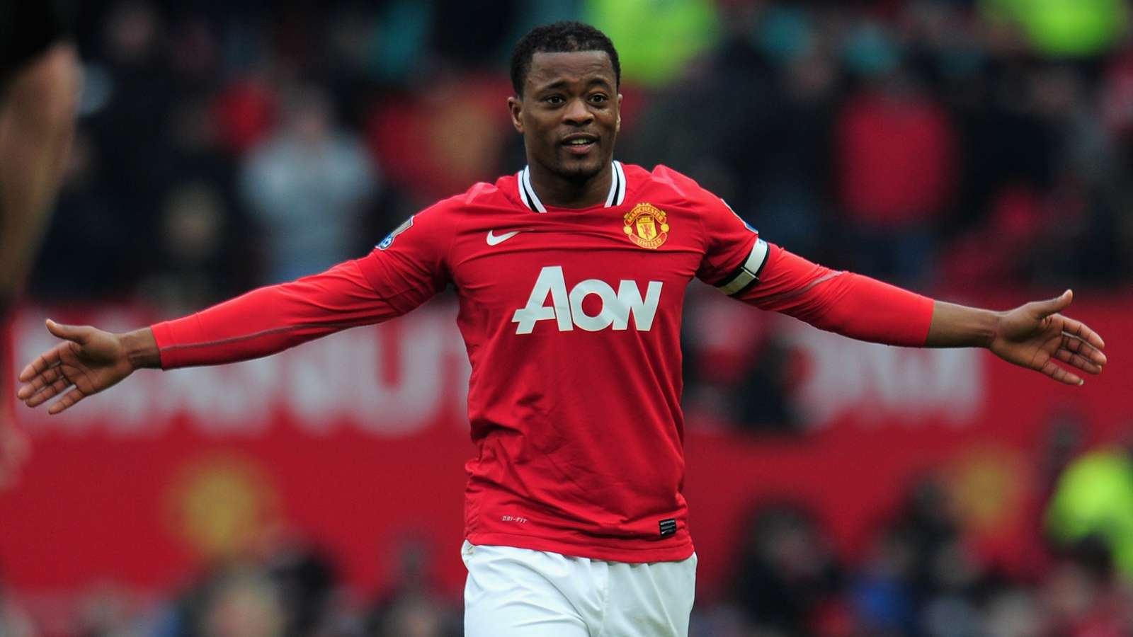 Ferguson chiêu mộ Evra từ Monaco