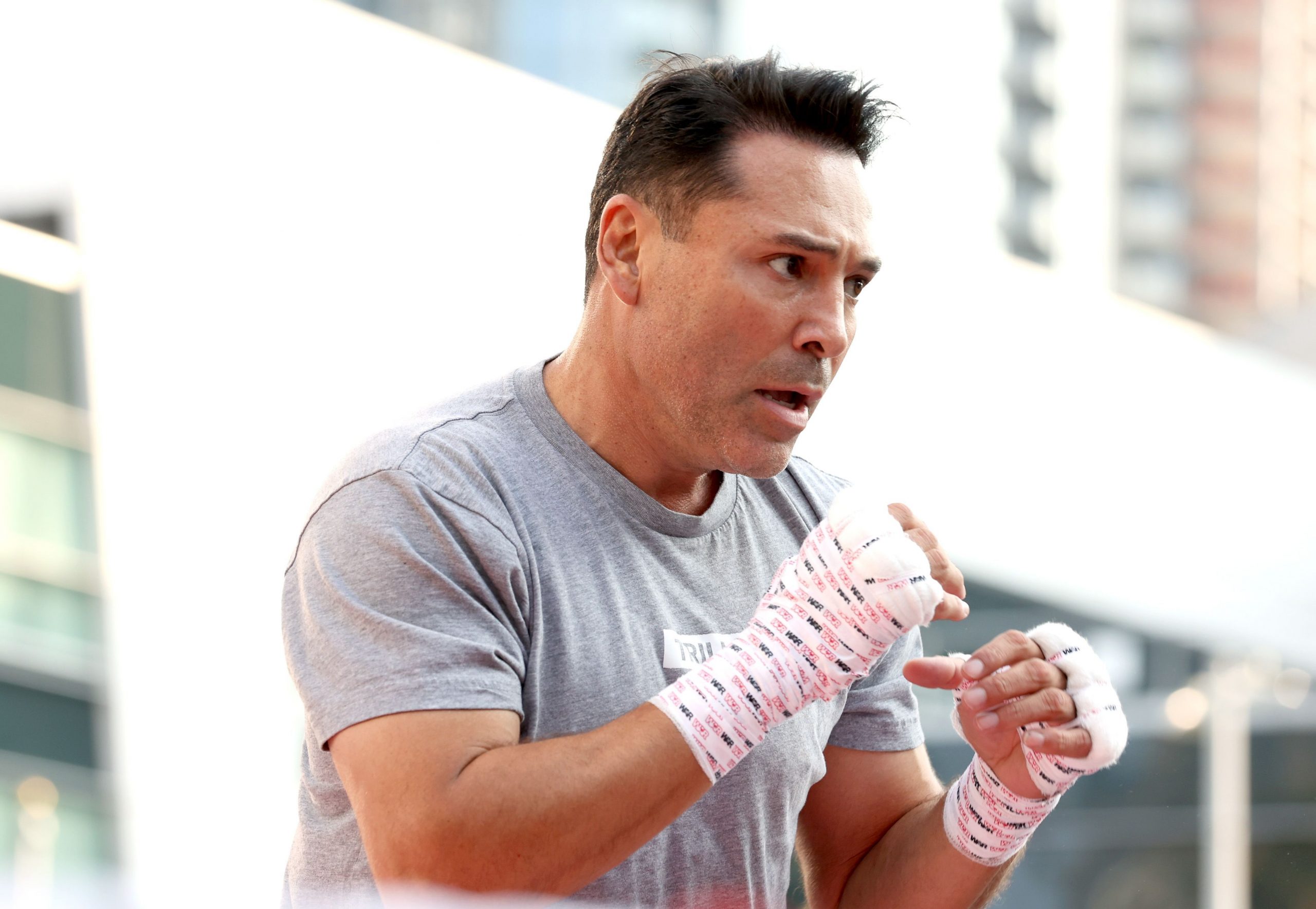 Oscar De La Hoya được mệnh danh là "cậu bé vàng của môn quyền Anh"