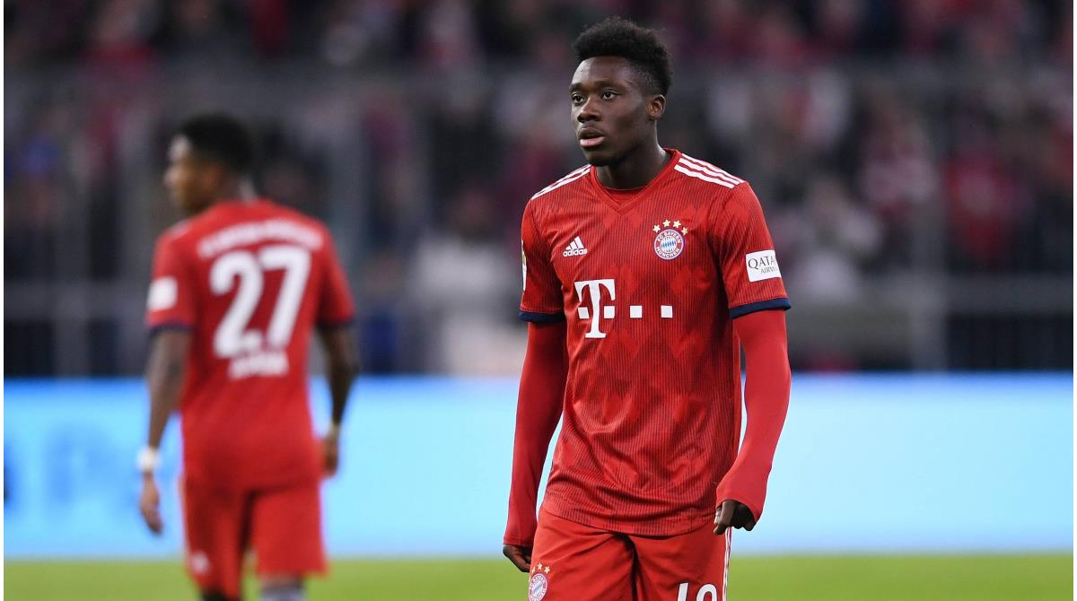 Alphonso Davies trở về Bayern trong tình trạng chấn thương đầu gối