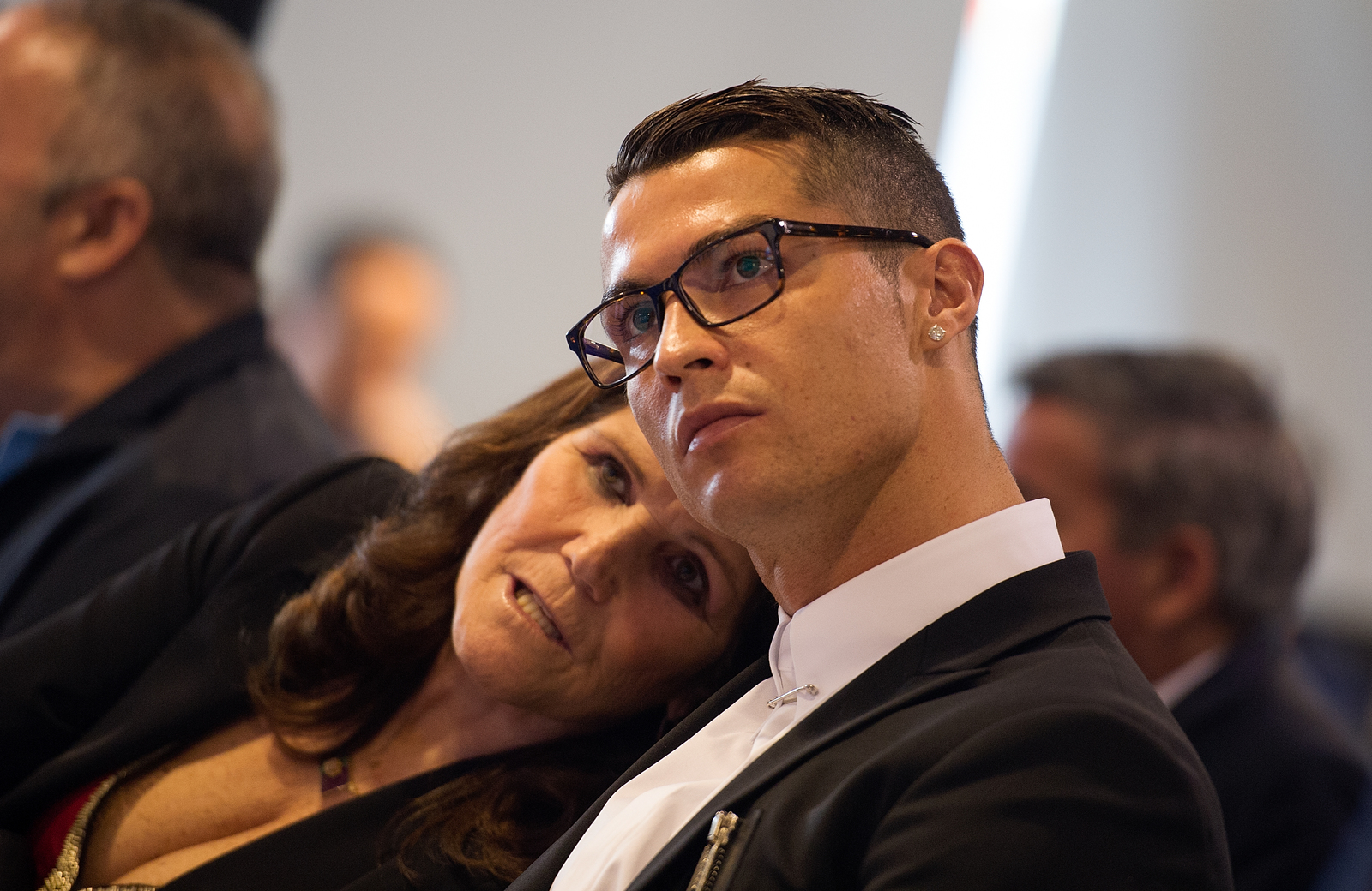 Mẹ của Ronaldo đã bay tới Manchester bằng chuyên cơ riêng